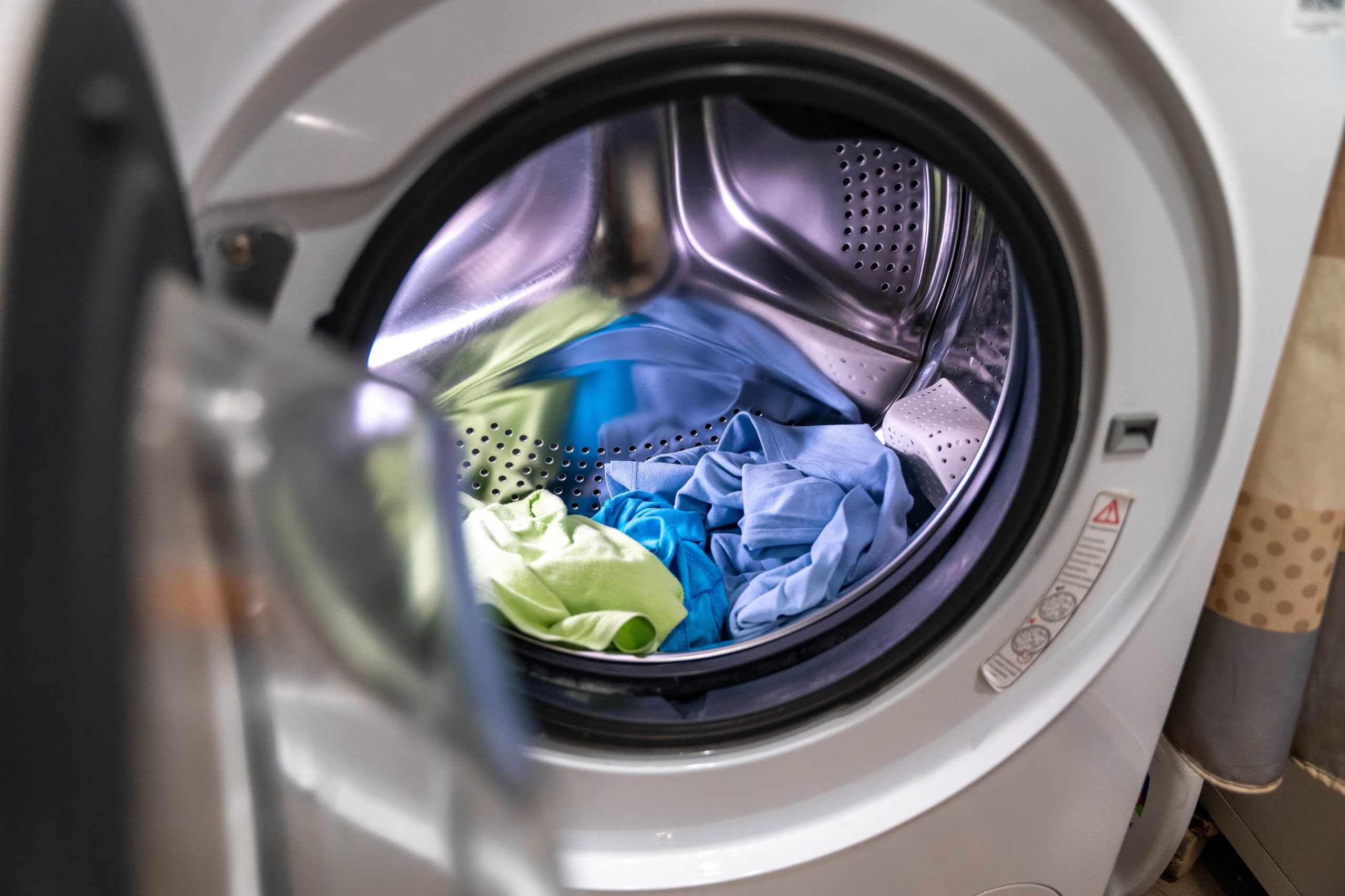 vecteezy_washing-clothes-in-a-laundry-machine-at-home-in-the-morning_75292676 (1)